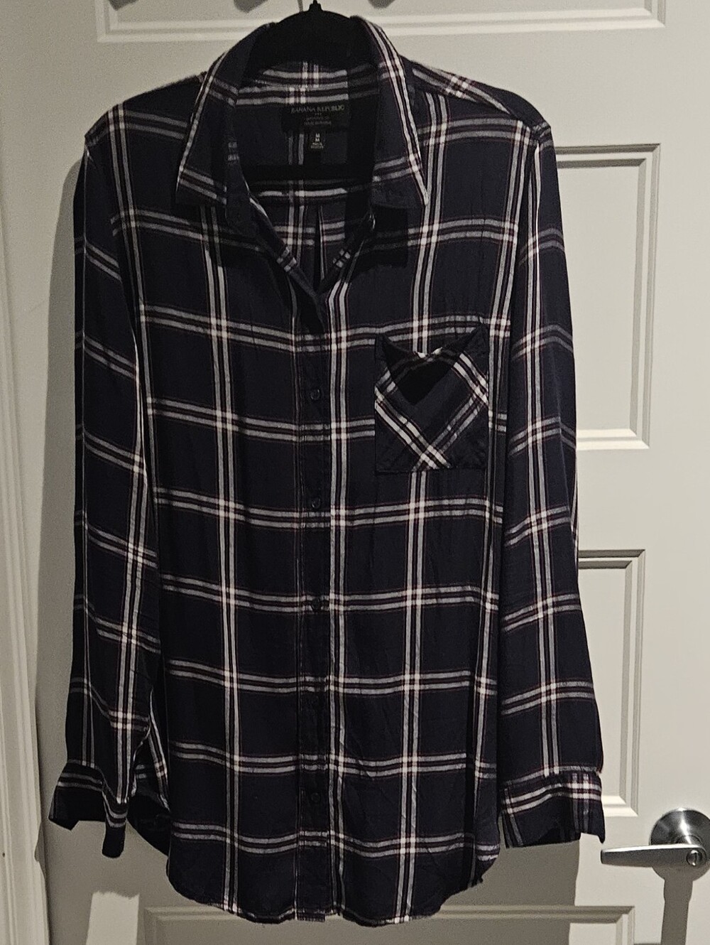 💜2/$20💜Banana Republic Navy and Red Plaid Boyfriend Shirt